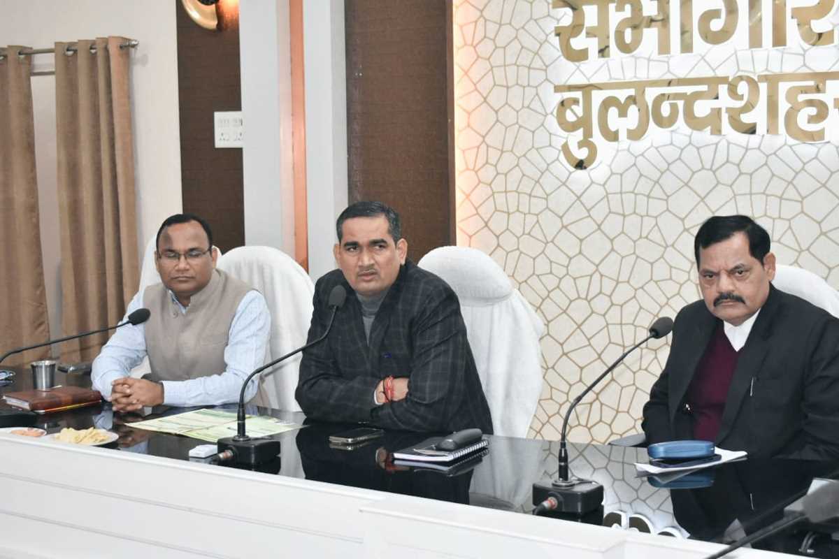 कलेक्ट्रेट सभागार में जिलाधिकारी ने फसल बीमा योजना की विस्तृत समीक्षा की